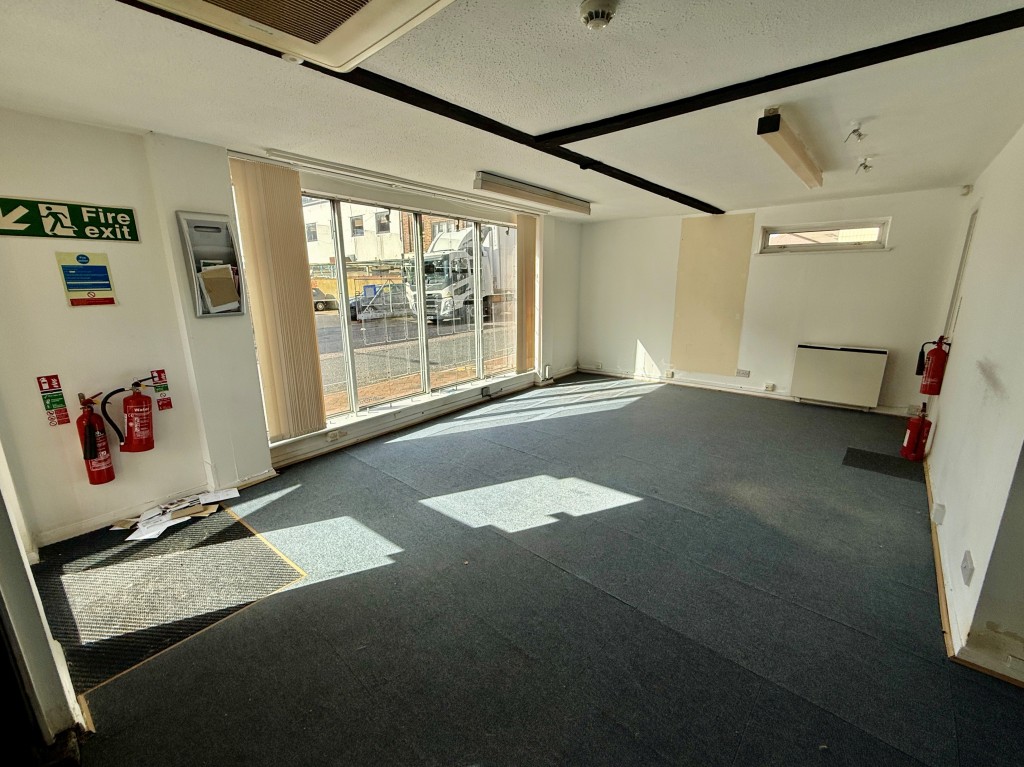 Lot: 22 - VACANT COMMERCIAL UNIT IN TOWN CENTRE - Area one